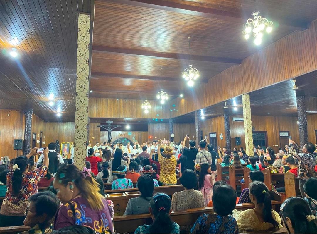 Misa Syukur di Gereja Paroki Tering, Gereja Keluarga Suci, bagian dari peringatan 100 tahun karya misi MSF. 