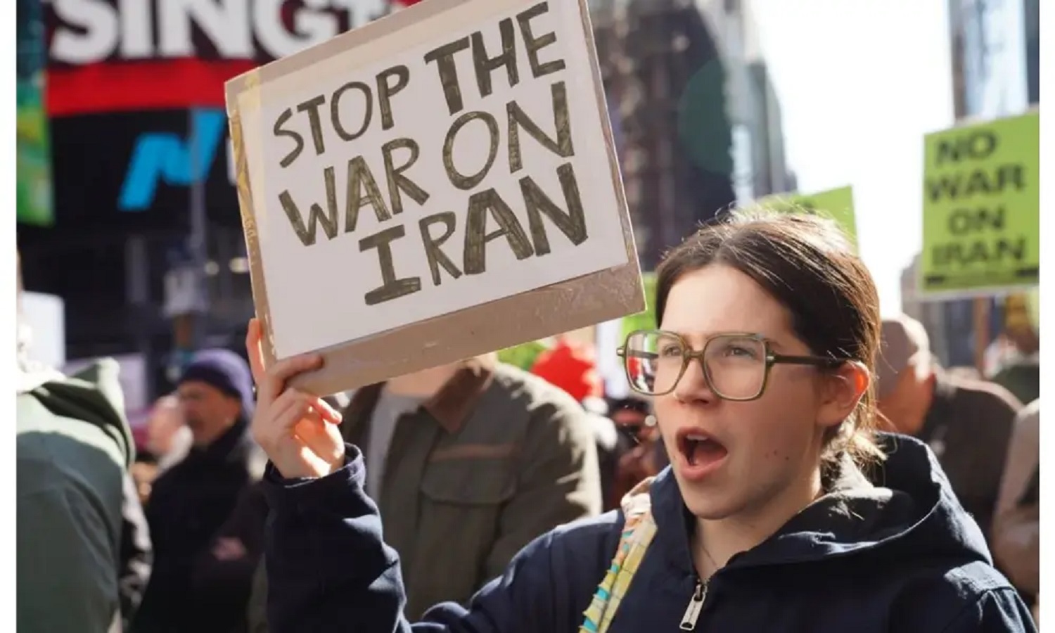 TOLAK: Ratusan warga New York  unjuk rasa menentang serangan AS-Israel terhadap Iran, di New York, Amerika Serikat, Sabtu. 