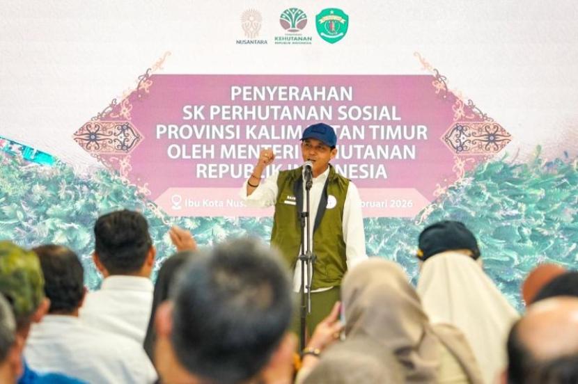 SK: Menteri Kehutanan, Raja Juli Antoni saat menyerahkan SK Perhutanan di IKN.