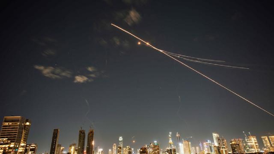 BALASAN: Iran meluncurkan gelombang rudal dan drone dalam serangan balasan ke Israel.