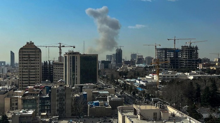 MENGEPUL: Asap mengepul di Teheran setelah kota utama di Iran itu dibombardir serangan koalisi Amerika Serikat dan Israel.