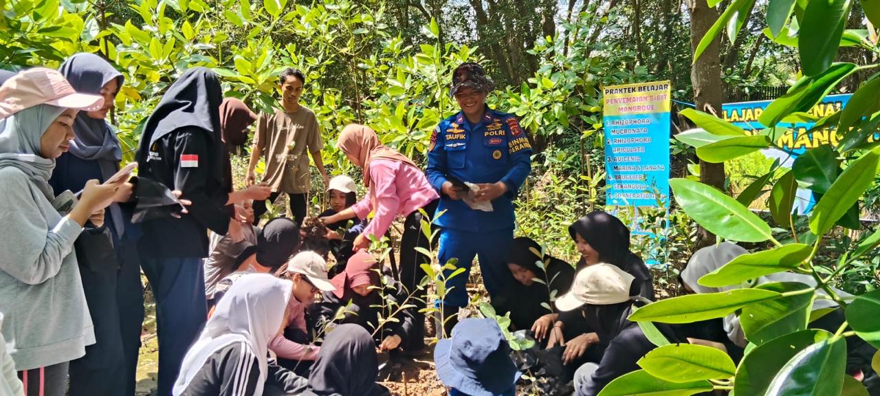 LESTARIKAN MANGROVE: Edukasi sekaligus penyemaian bibit mangrove dilakukan personel Binmas Perairan Ditpolairud Polda Kaltim bersama mahasiswa STIEPAN Balikpapan.  