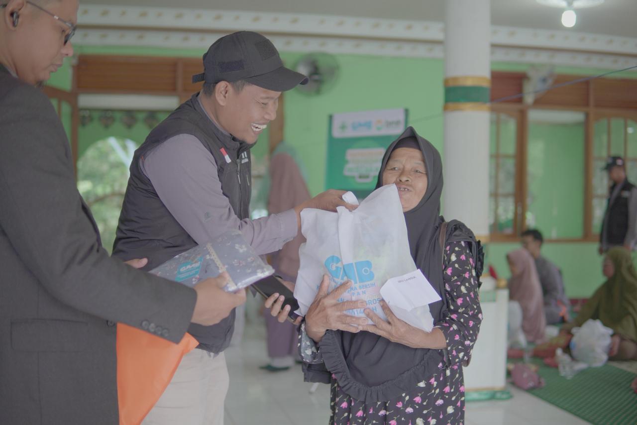    PAKET SEMBAKO: Para Lansia juga mendapatkan paket bingkisan sembako serta perlengkapan ibadah dari komunitas GMB.  