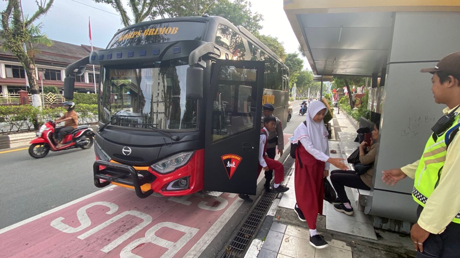 BERMANFAAT. Armada bus milik Brimob Polda Kaltim dimanfaatkan untuk beri layanan pengantaran sekolah gratis.