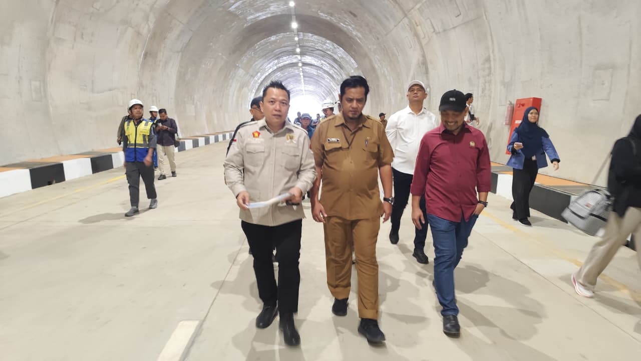  BINCANG: Hendra Kusuma (tengah) berdiskusi dengan Ketua Komisi III DPRD Samarinda Deni Hakim Anwar (kiri) dalam sidak ke Terowongan Samarinda, Senin (2/3).  