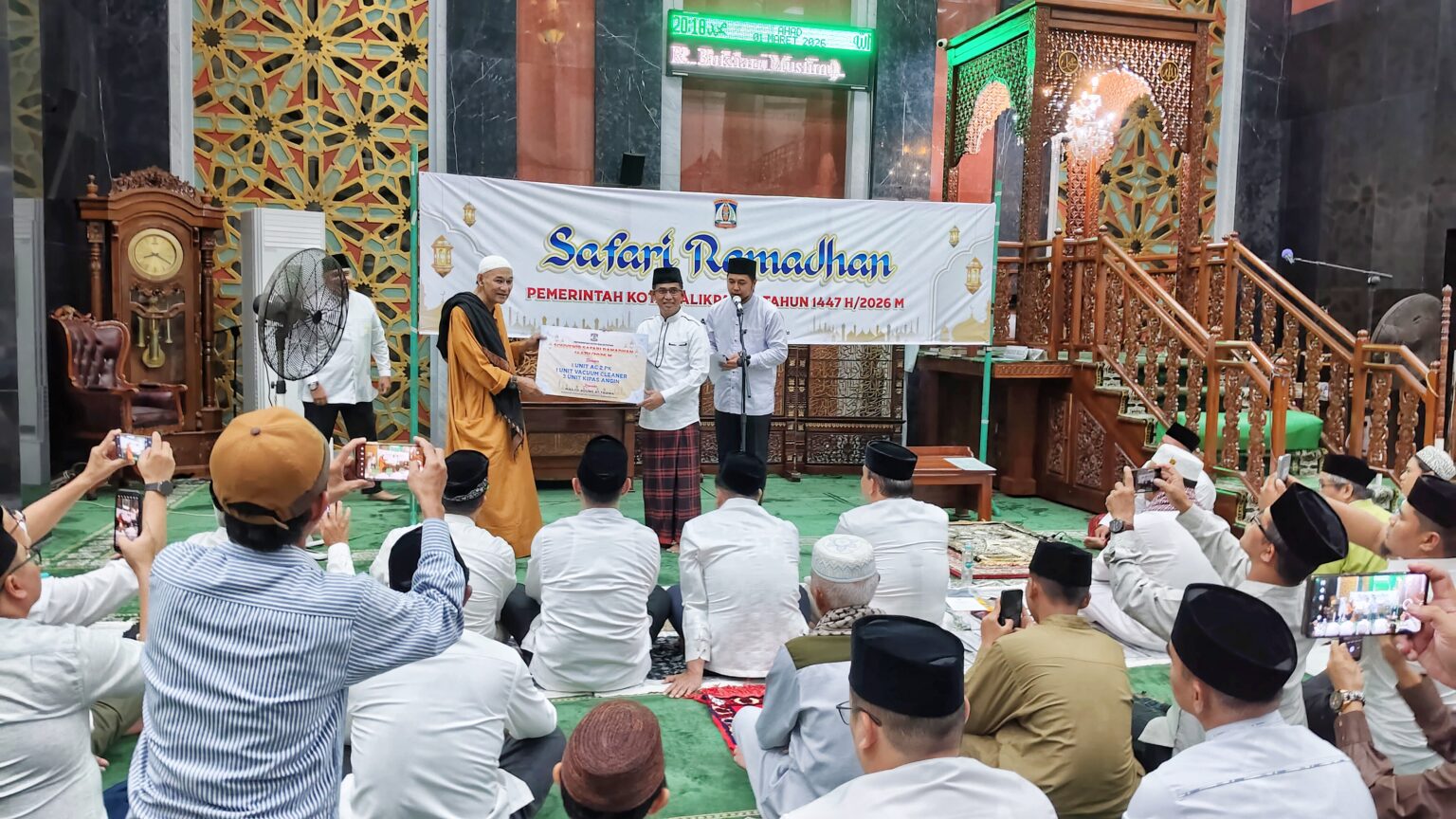 BANTU RUMAH IBADAH: Penyerahan bantuan 2 unit AC, 1 vacum cleaner, dan 3 kipas angin oleh Rahmad Mas&rsquo;ud kepada Ketua Pengurus Masjid Agung At Taqwa Balikpapan, Habib Agil Abu Bakar Al Qadri.  