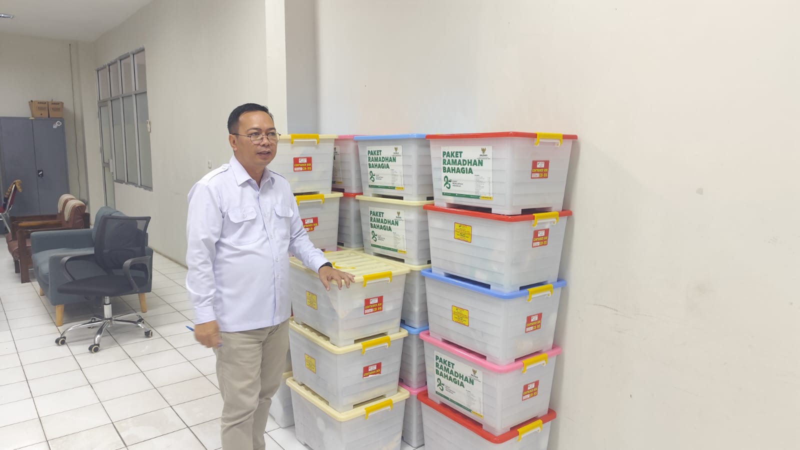 PANTAU: Ahmad Syahir Idris mengecek beberapa paket sembako sebelum dibagikan ke mustahik di kantor Baznas Samarinda Jalan Dahlia, Kompleks Balaikota Samarinda, Senin (2/3).  