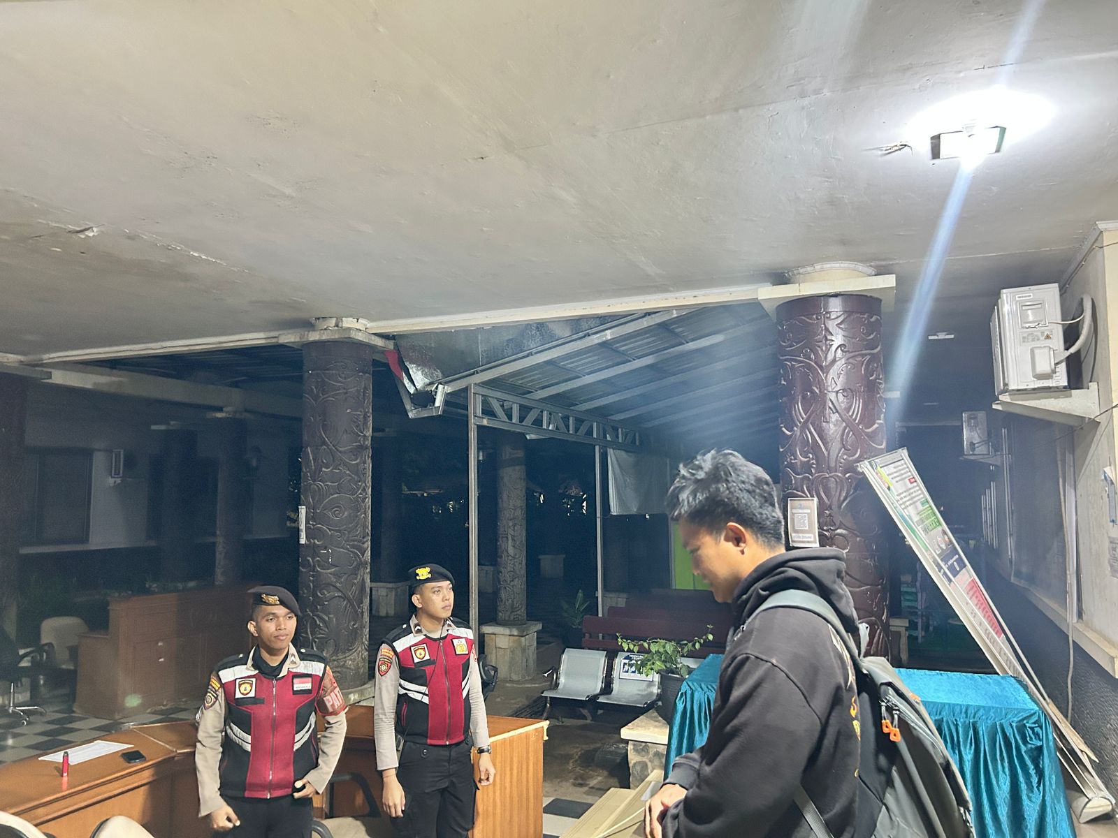 Anggota Samapta Polres Kubar melakukan patroli.  &nbsp;