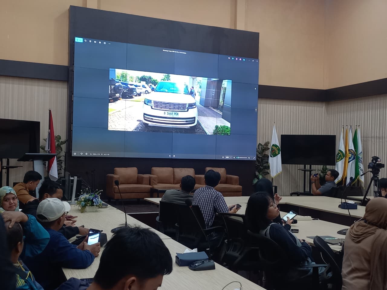 Pengadaan satu unit mobil roda empat bermerk Range Rover 3.0 LWB Autobiography PHEV P460e dikembalikan pasca berpolemik. (EKO PRALISTIO/KP)  