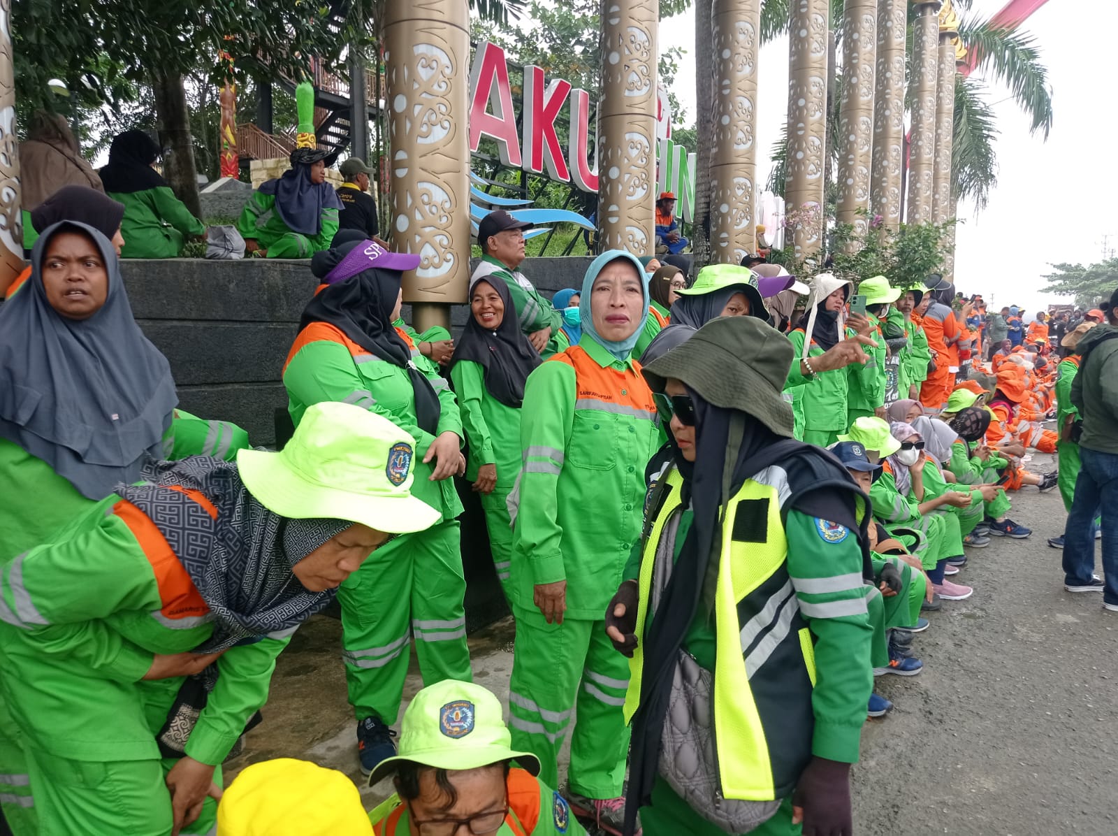 PENGHARGAAN: Pasukan kuning di Kota Bontang bakal menerima bonus setelah berhasil meraih predikat empat besar kota menuju bersih se-Indonesia sejumlah satu bulan gaji.(ADIEL KUNDHARA/KP)  