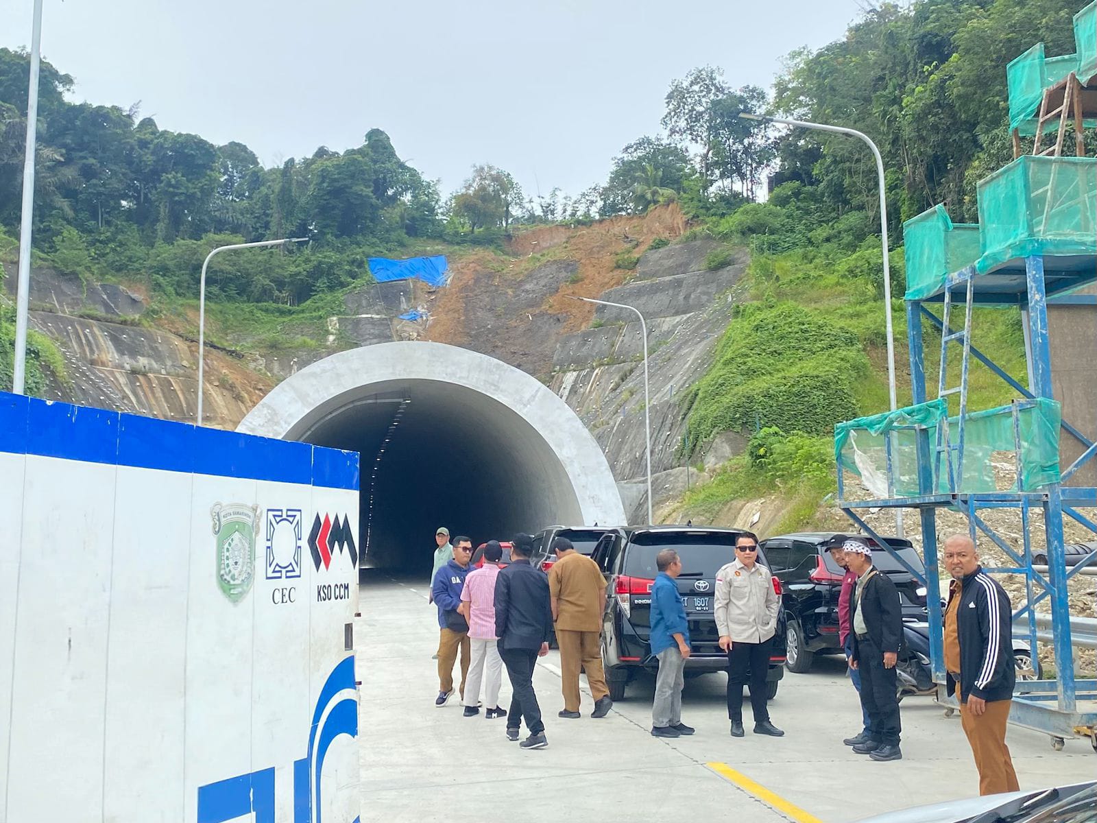 EVALUASI: Komisi III DPRD Samarinda melakukan sidak lapangan untuk mengevaluasi tindak lanjut hasil inspeksi sebelumnya terkait perbaikan longsoran di Terowongan Samarinda, Senin (2/3).