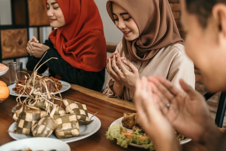 Ilustrasi buka puasa di Surabaya.