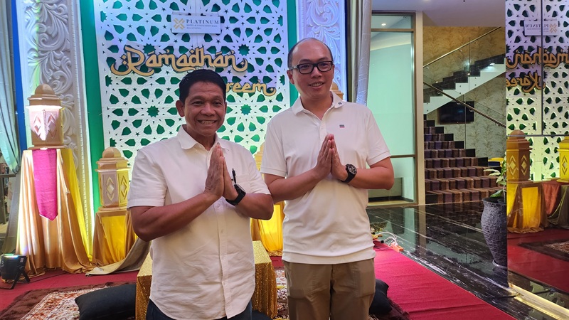 KEKELUARGAAN: Ketua Kadin Balikpapan Noval Asfihani (kanan) bersama Soegianto mengajak para pengurus berbagi kebahagiaan dengan buka puasa bersama anak yatim dan kaum dhuafa.