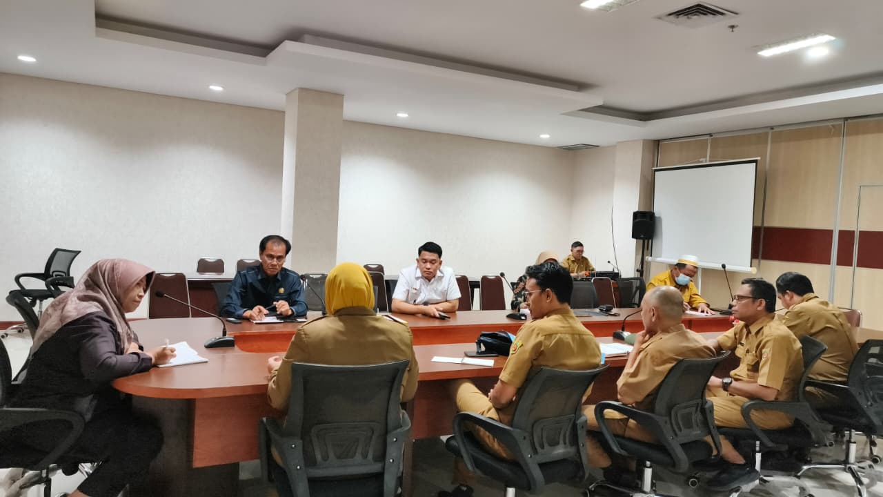 PENGAWASAN: Komisi IV DPRD Samarinda hearing dengan Disnaker Samarinda membahas UMP/UMK 2026 dan pengawasan THR jelang Lebaran. HAFIZ/KP