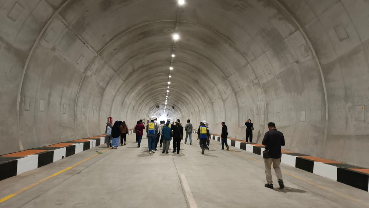 PASTIKAN: Komisi III DPRD Samarinda meninjau drainase inlet dan outlet Terowongan Samarinda guna memastikan tidak terjadi genangan dan limpasan air.&nbsp;HAFIZ/KP