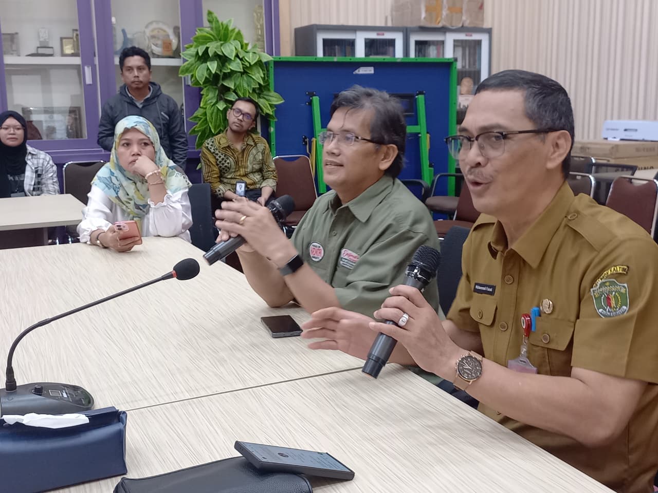Direktur Utama CV Afisera Samarinda, Subhan (kiri) mendampingi Kepala Diskominfo Kaltim, Muhammad Faisal (kanan). (EKO PRALISTIO/KP)  