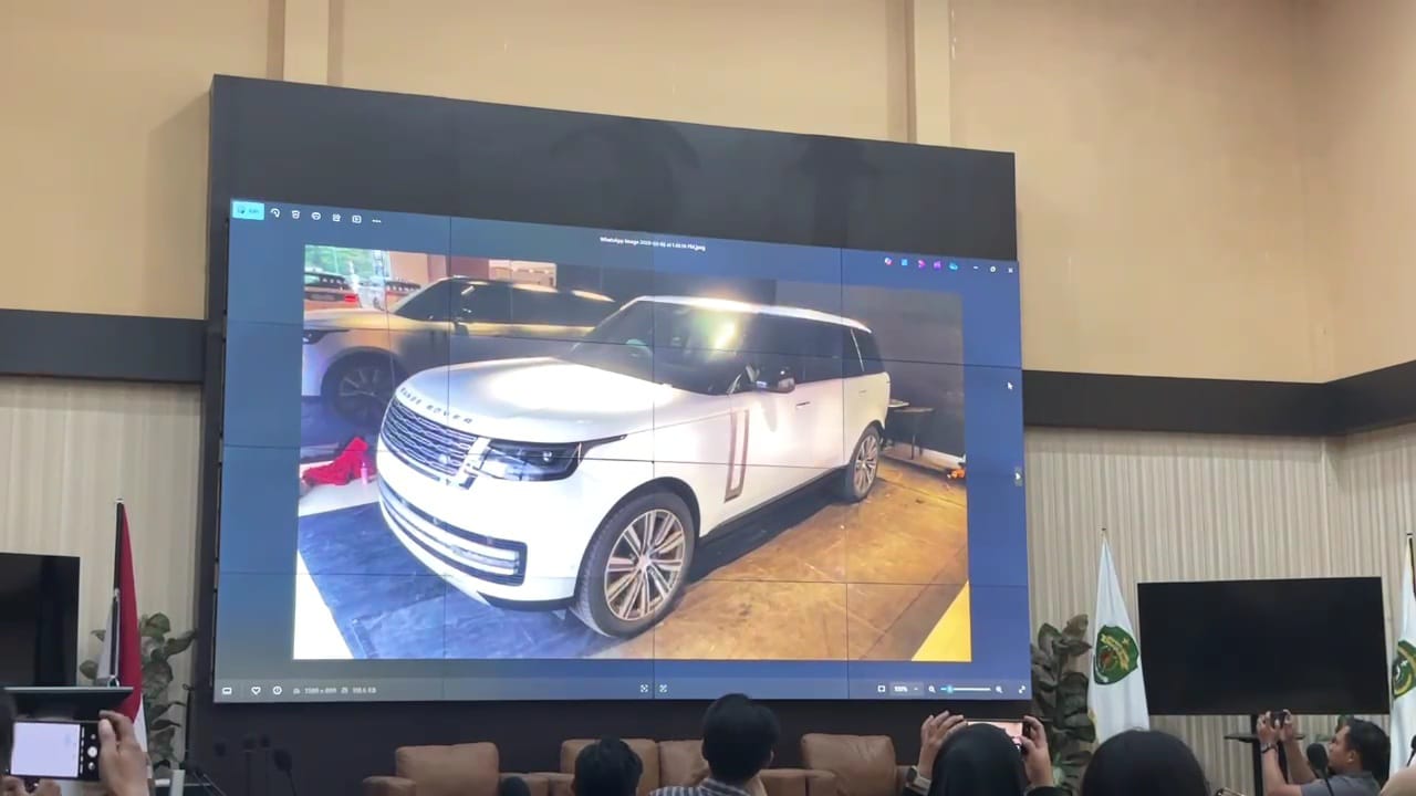 EKO PRALISTIO/KP BATAL DIPAKAI: Pemprov Kaltim menampilkan Range Rover 3.0 LWB Autobiography PHEV P460e yang berada di Jakarta saat keterangan pers di Samarinda, Senin (2/3).  (EKO/KP)  