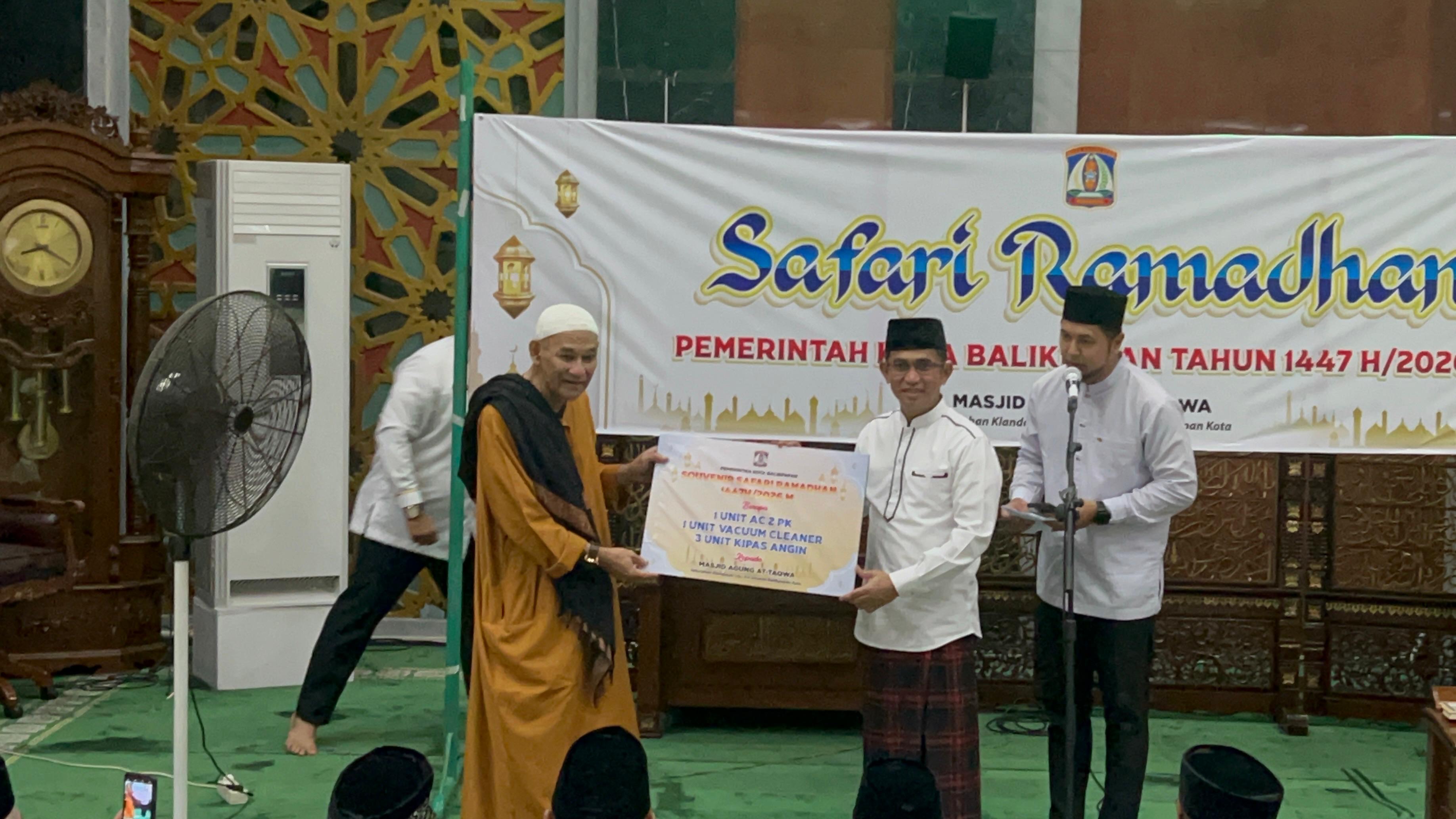 BENTUK KEPEDULIAN: Penyerahan bantuan secara simbolis diserahkan Walikota Balikpapan Rahmad Mas&rsquo;ud kepada DKM Masjid Agung At Taqwa yang diterima oleh Habib Agil Abu Bakar Al Qadri.