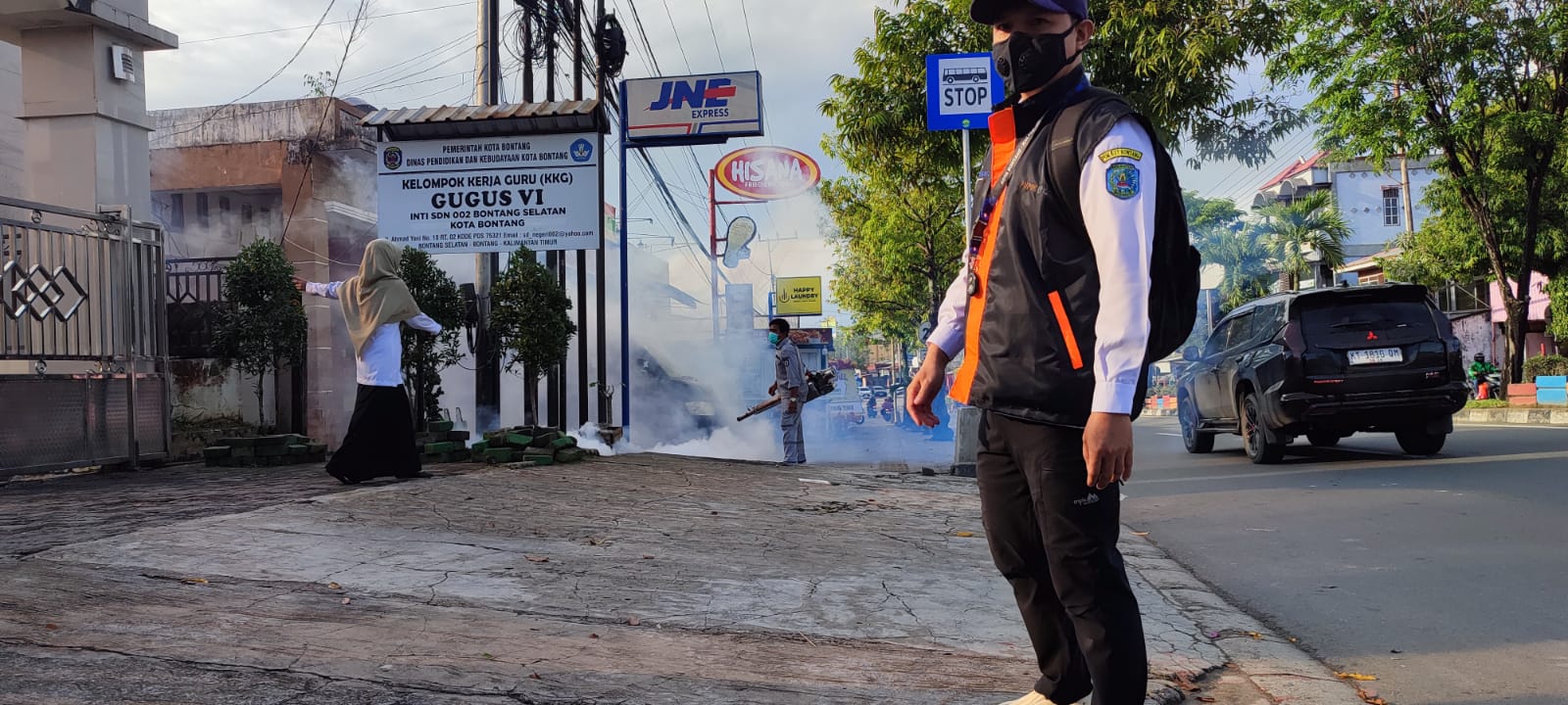 Dinas Kesehatan Bontang melakukan pengasapan di area penyebaran kasus DBD setelah dilakukan penyelidikan epidemiologi.   &nbsp;  