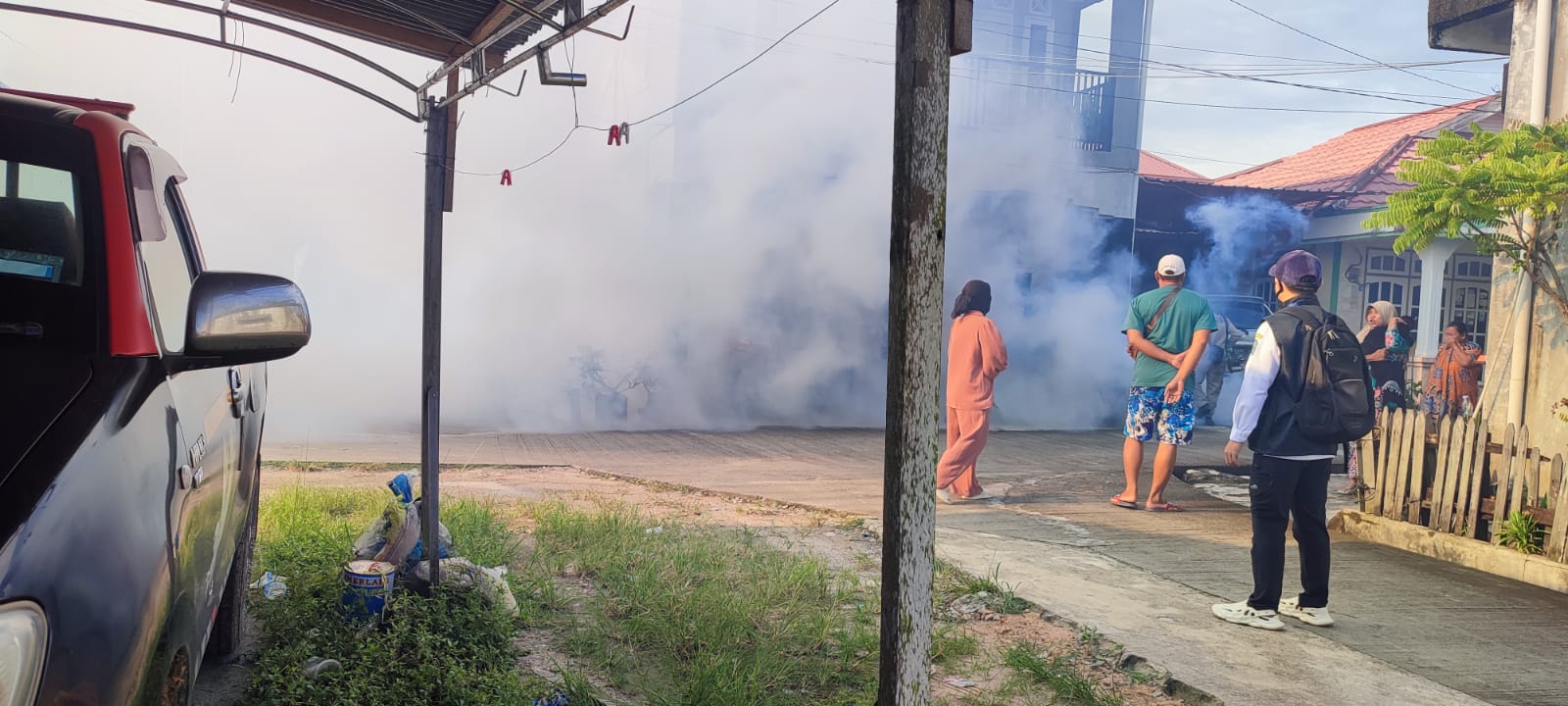 Dinas Kesehatan langsung melakukan pengasapan area di sekitar rumah korban meninggal dunia akibat DBD.  &nbsp;  