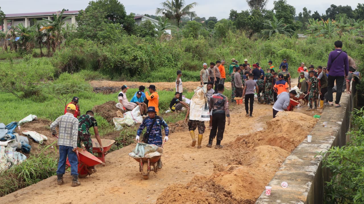 Kelurahan Gunung Elai meminta masyarakat untuk mengantisipasi lonjakan kasus DBD dengan memperhatikan kebersihan di sekitar hunian warga masing-masing.   &nbsp;