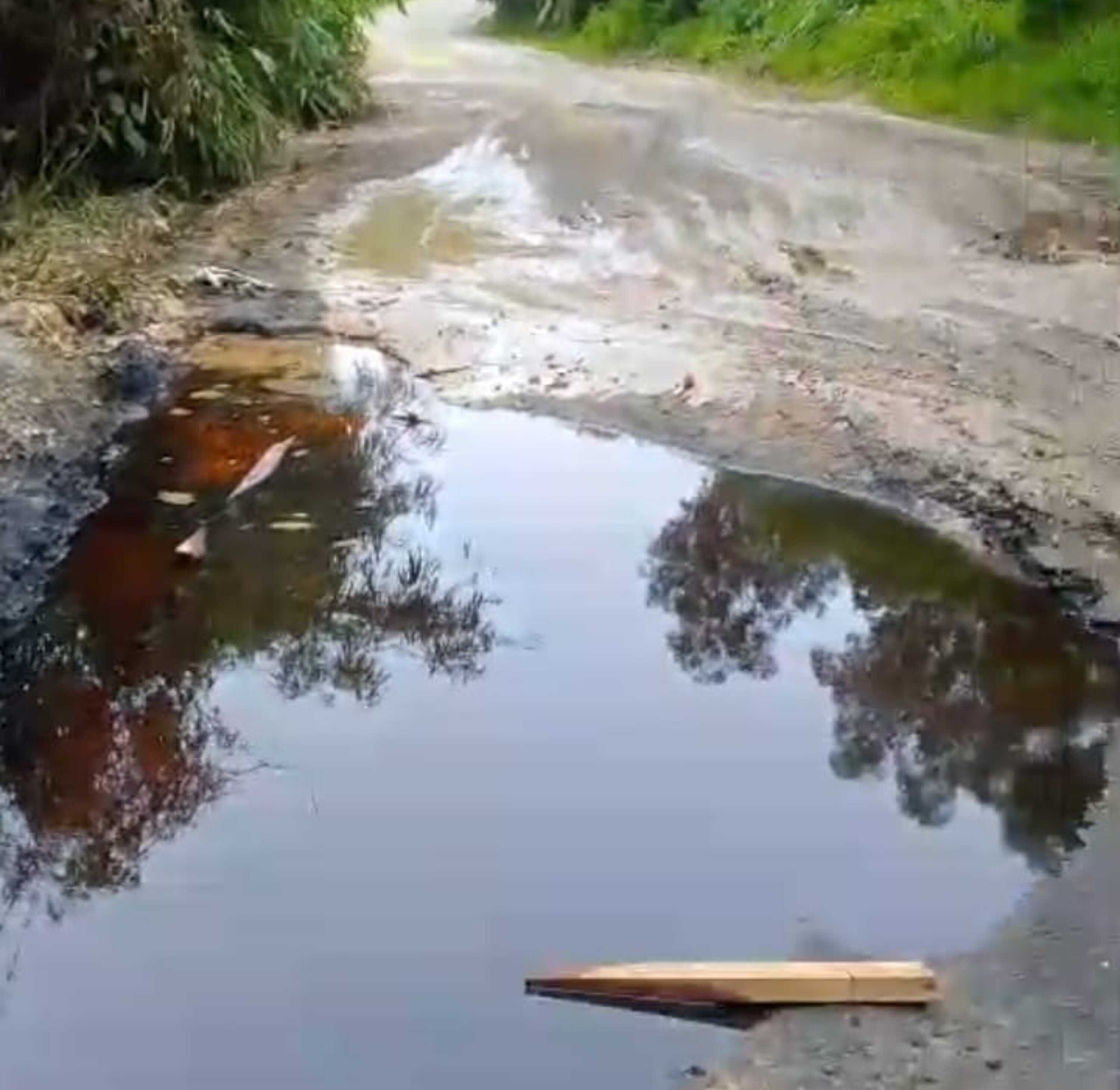 Jalan Bentian Besar Kubar yang dipenuhi CPO.
