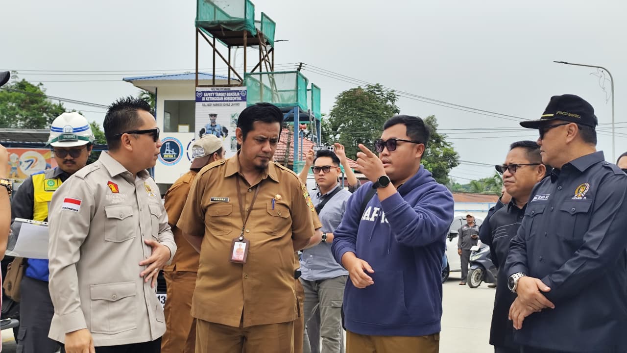 PEMBANGUNAN: Deni Hakim Anwar (kedua kiri) menanyakan sejumlah pekerjaan yang telah dilakukan pada penanganan longsor di inlet Terowongan Samarinda dalam sidak, Senin (2/3).