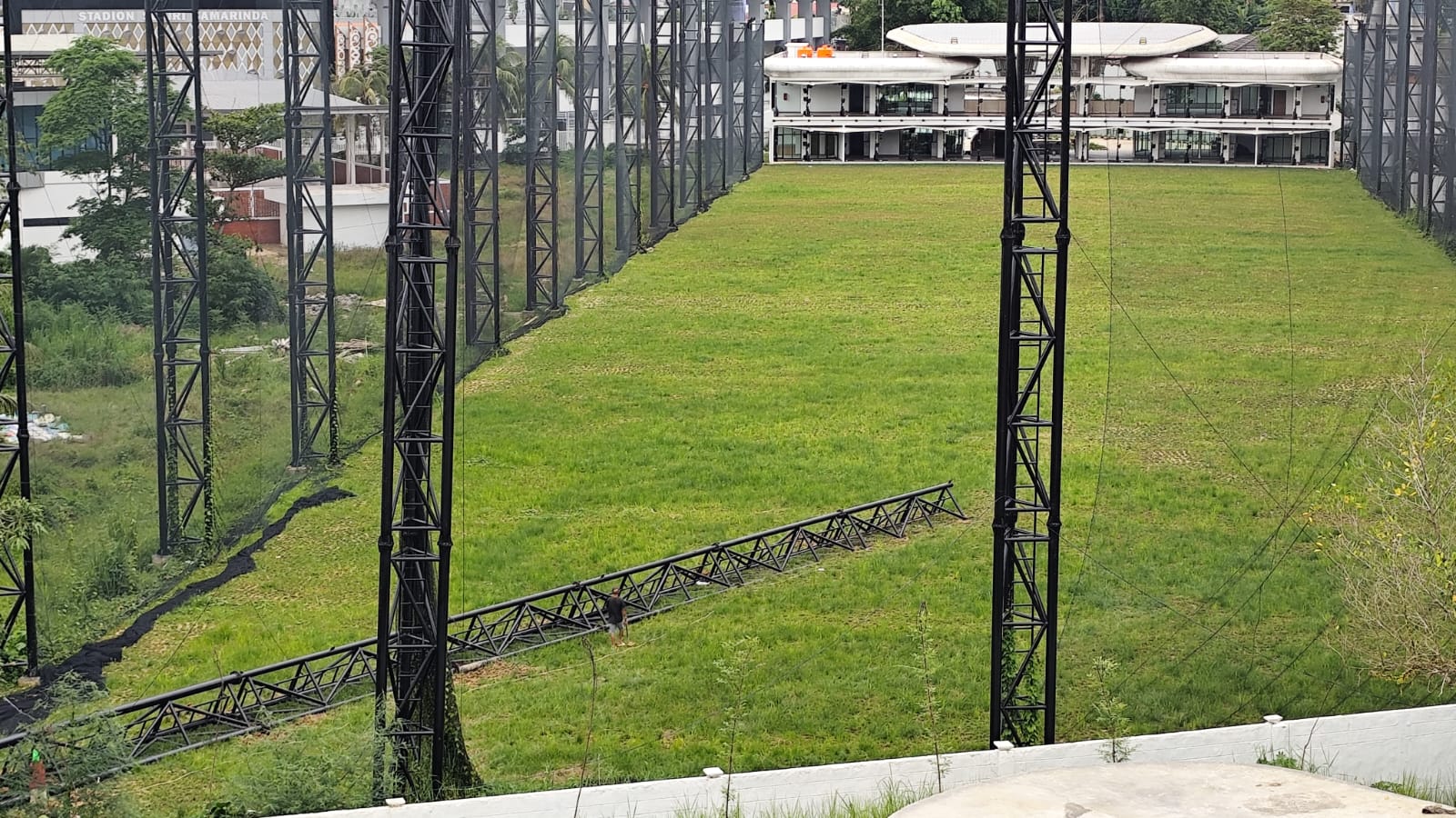 Salah satu tiang penyangga net pada area pukul driving range Samarinda di Kompleks Stadion Segiri roboh. (FOTO DENNY SAPUTRA)