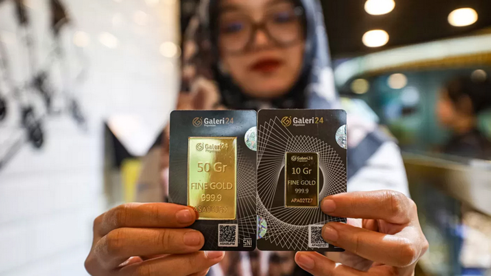 Harga emas batangan yang dipasarkan melalui Pegadaian pada Senin pagi, 2 Maret 2026, terpantau belum mengalami perubahan.