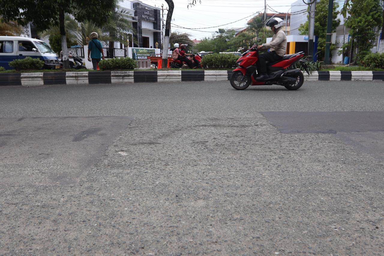 RUSAK: Potret salah satu titik jalan berlubang di kawasan Jalan Jenderal Sudirman, Balikpapan, yang mengancam keselamatan pengendara, Senin (2/3/2026).