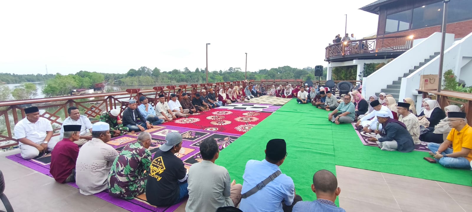 Suasana hangat dan penuh kebersamaan terlihat dalam kegiatan pembubaran panitia HUT ke-129 Kota Balikpapan di Kecamatan Balikpapan Timur yang dirangkai berbuka puasa bersama.