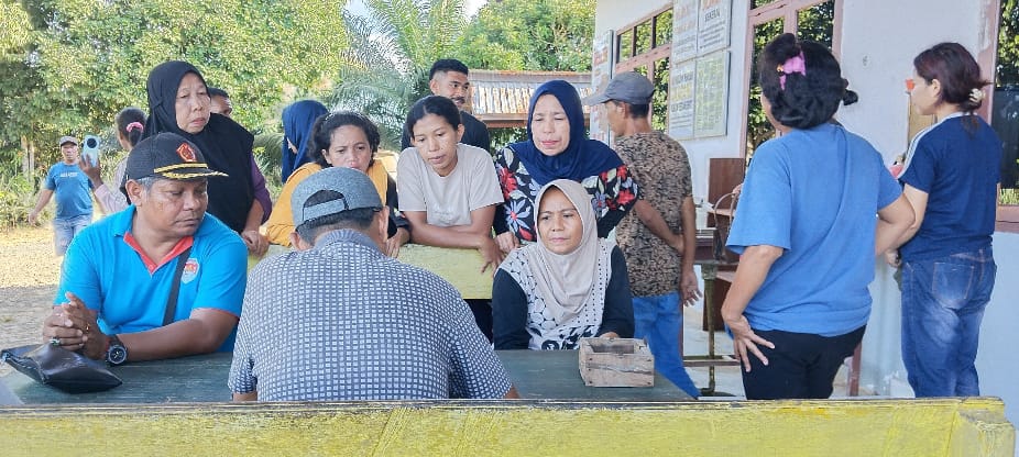 Beberapa karyawan perusahaan perkebunan kelapa sawit yang diberhentikan sepihak.  &nbsp;  