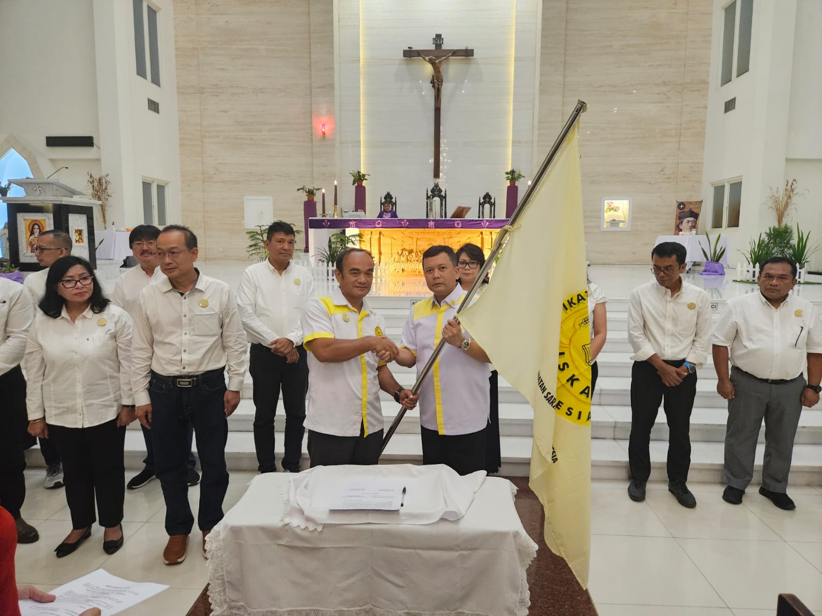 Ketua Umum Presidium ISKA Luky Yusgiantoro (kanan) melantik jajaran pengurus DPD ISKA Kalimantan Timur di Balikpapan.  &nbsp;   