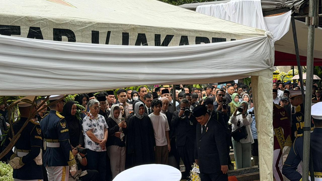 Presiden Prabowo Subianto memimpin upacara pemakaman Wapres RI ke-6, Try Sutrisno.