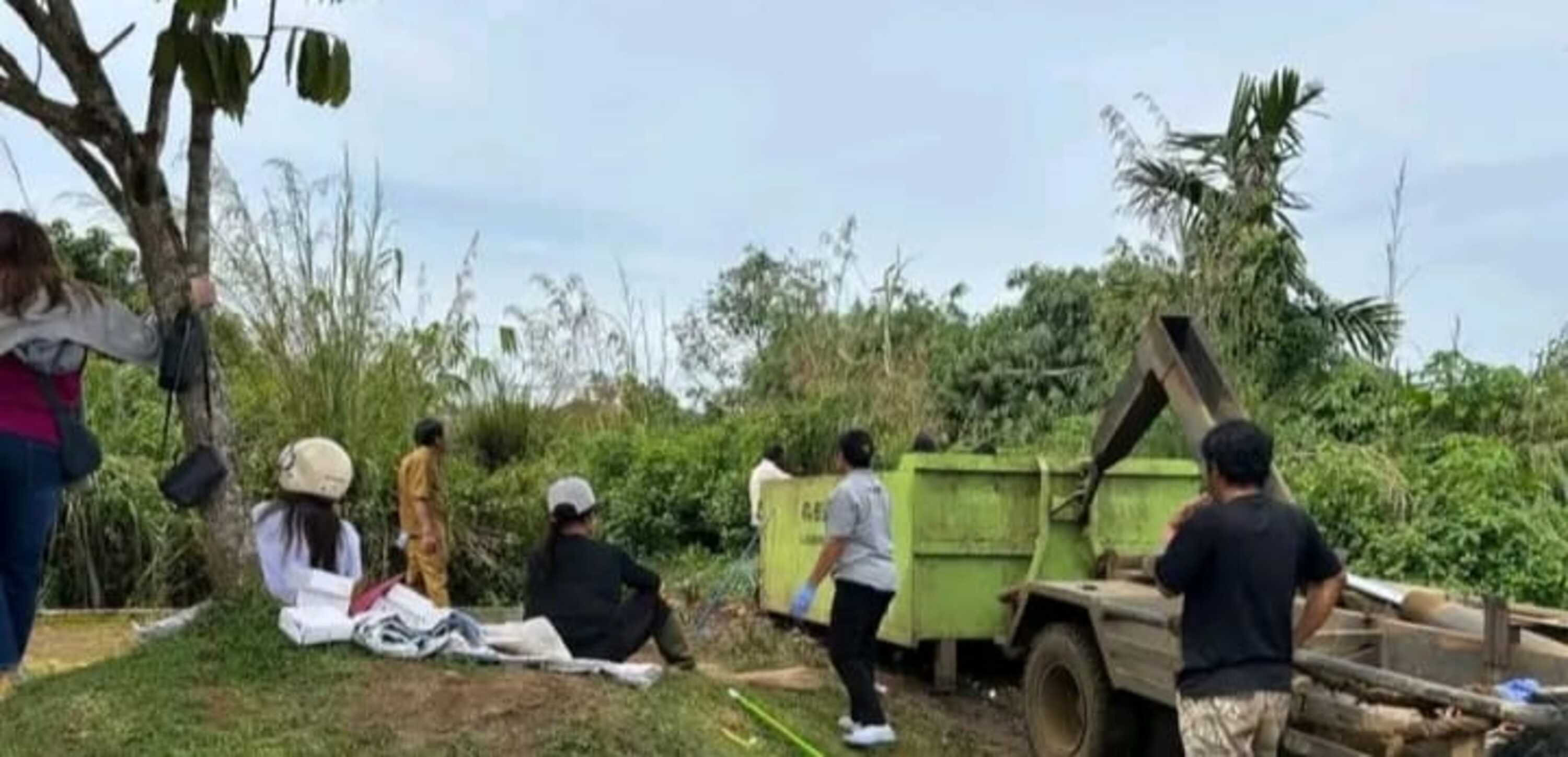 Sampah yang dibuang di kawasan jembatan jalur dua arah Sumber Sari, Kubar. 