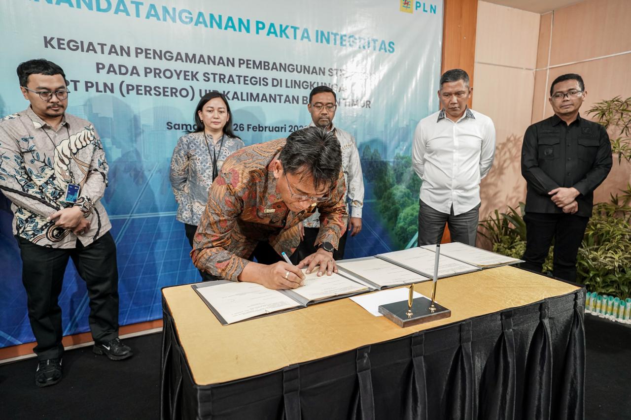 PAKTA INTEGRITAS: GM PLN UIP KLT Basuki Widodo teken Pakta Integritas Pengamanan Pembangunan Strategis di Samarinda, Rabu (26/2). Bentuk komitmen bersama PT PLN (Persero) UIP KLT dan Kejagung RI