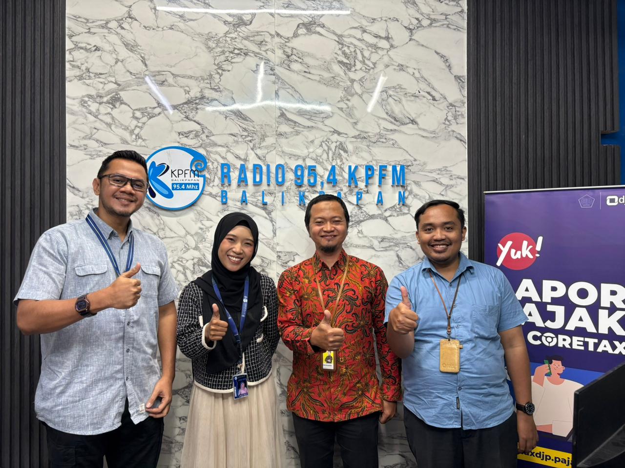 AYO TAAT PAJAK: Perwakilan Kanwil DJP Kaltimtara mengabadikan momen di sela program talkshow di radio KPFM Balikpapan.  