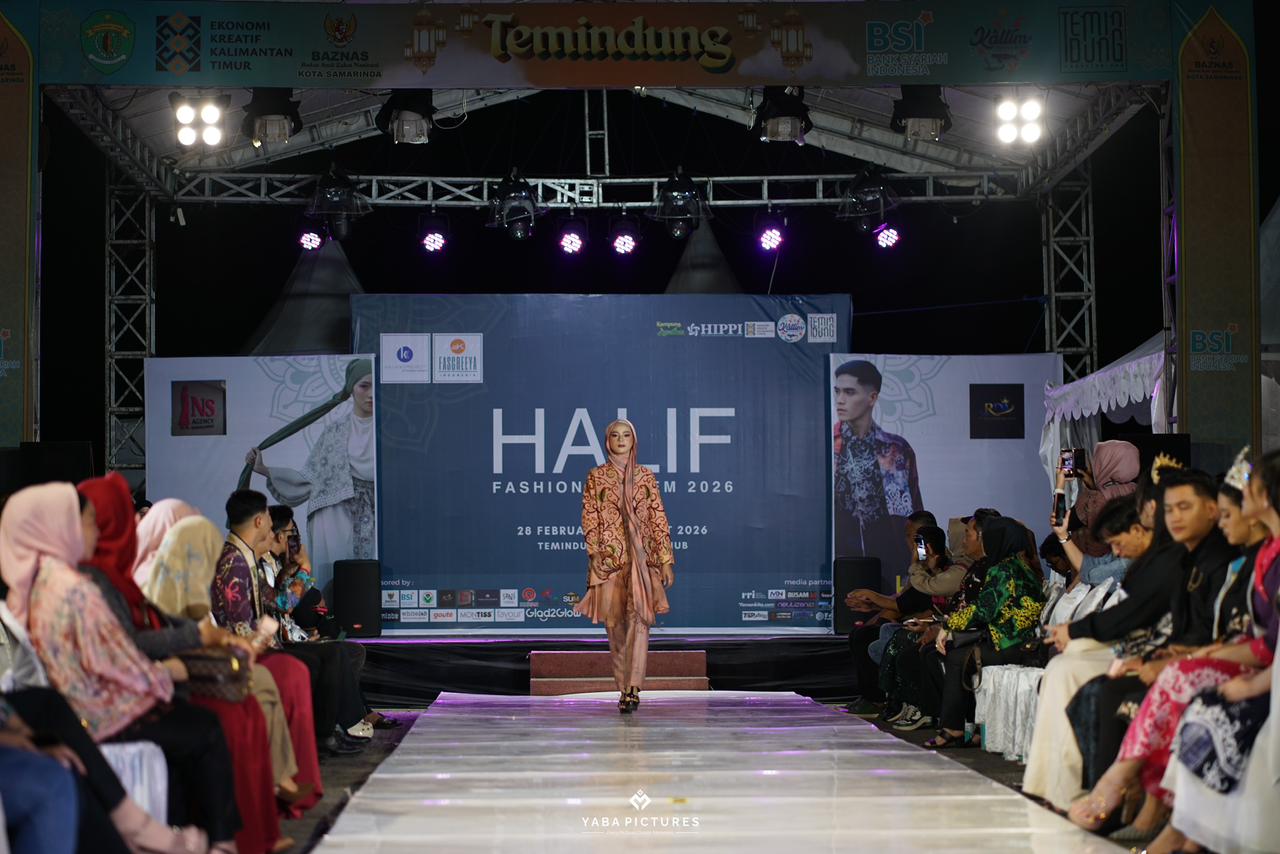 INDAH: Suasana Halif Fashion Kareem 2026 di Samarinda, Minggu (1/3). Kegiatan menghadirkan workshop, lomba fashion muslim anak, pembagian 500 takjil, serta pergelaran 170 busana karya 30 desainer.