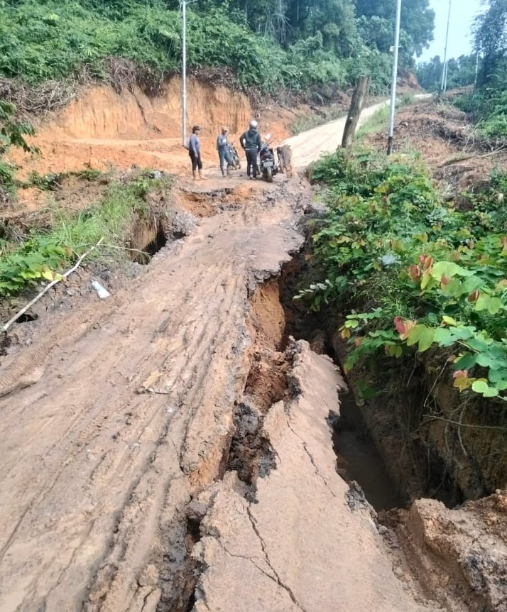 BERHARAP: Jembatan Sungai Ponaq yang ambruk termakan usia, kini hanya bisa dilintasi dengan berjalan kaki. (IST)
