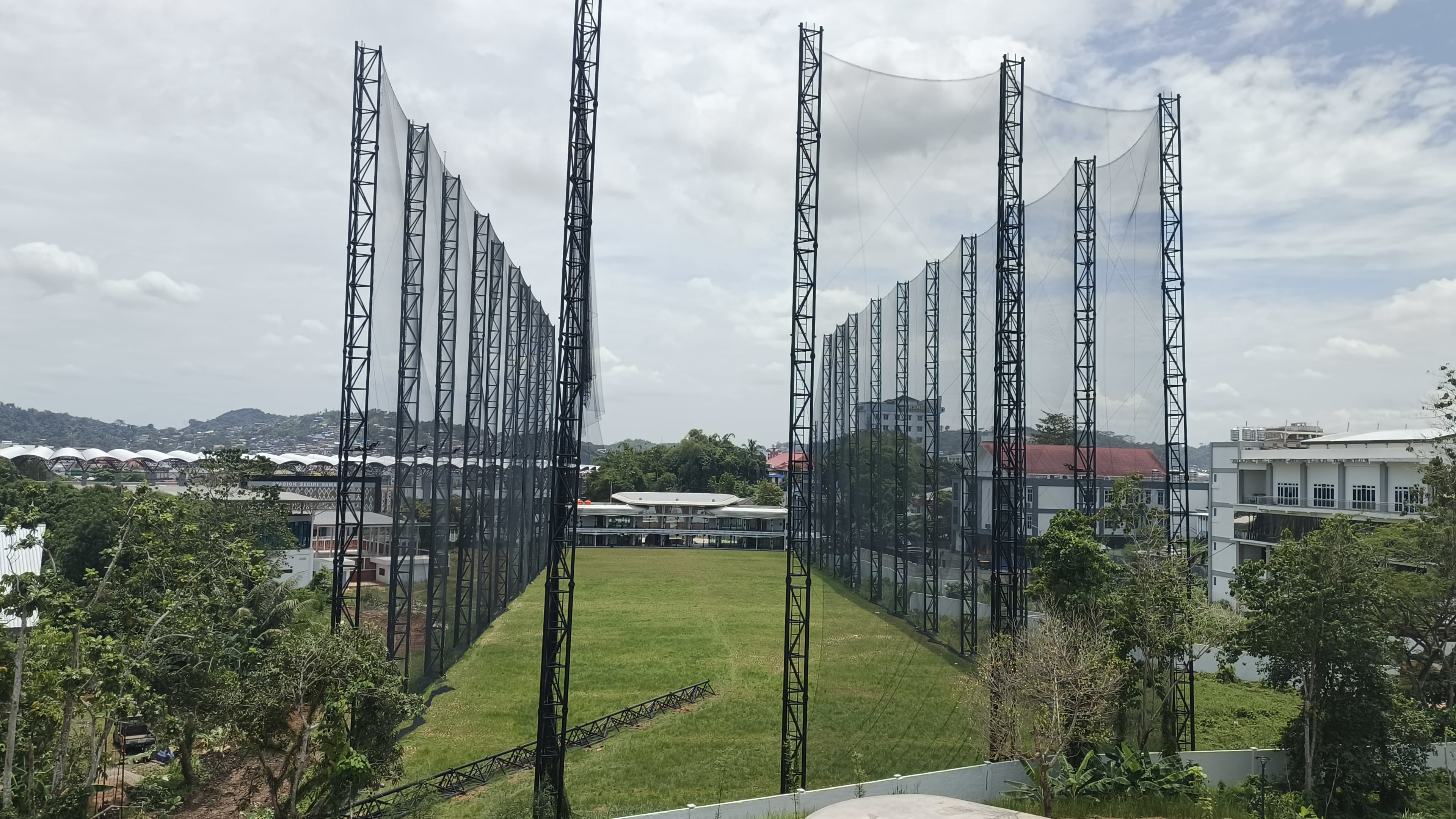 ROBOH: Kondisi tiang penyangga jaring setinggi 40 meter di area Driving Range Samarinda yang roboh dan dalam proses perbaikan.