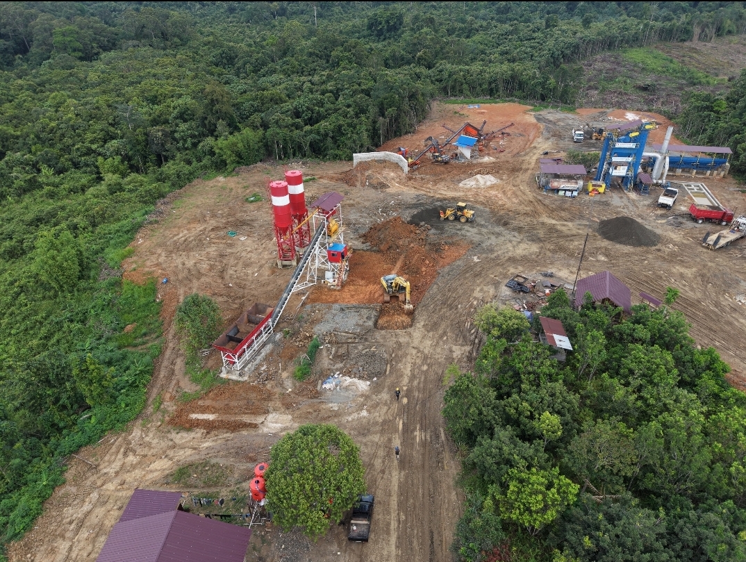 Tangkapan udara kawasan sarana dan prasarana pendukung proyek preservasi jalan Trans Kalimantan ruas Sp Belusuh - Batas Kalteng. Kontraktor pelaksana PT Bumi Karsa telah merampungkan pemasangan aspal.