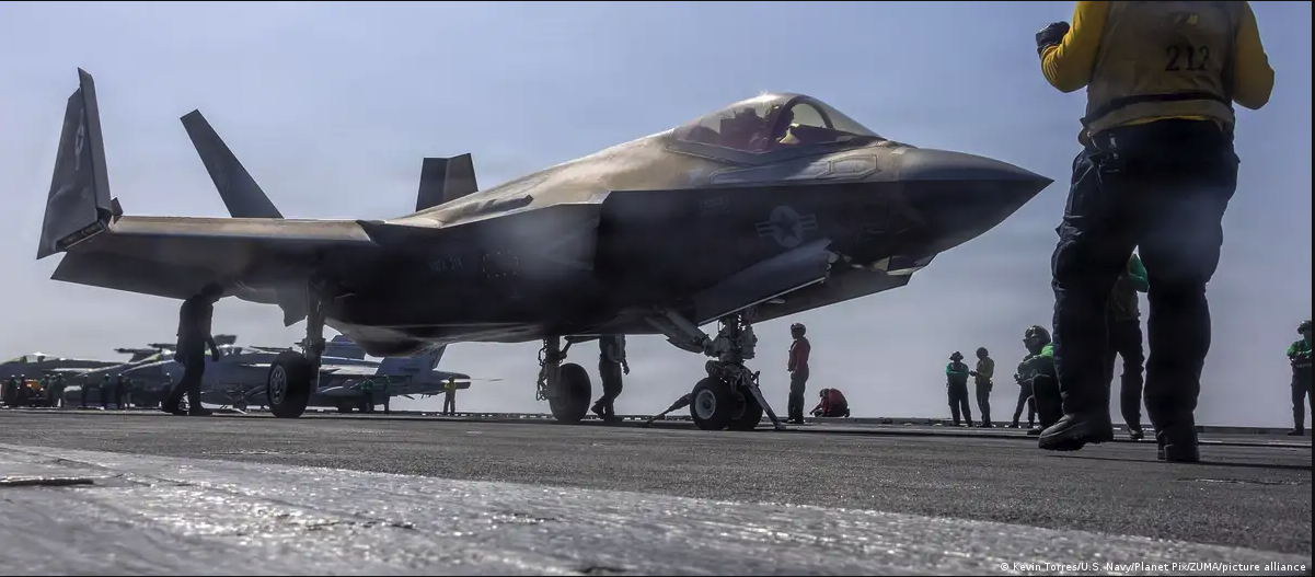 Iran mengatakan pihaknya menyerang kapal induk USS Abraham Lincoln, sementara AS kemudian mengklaim rudal-rudal tersebut 'bahkan tidak mendekati' kapal tersebut.