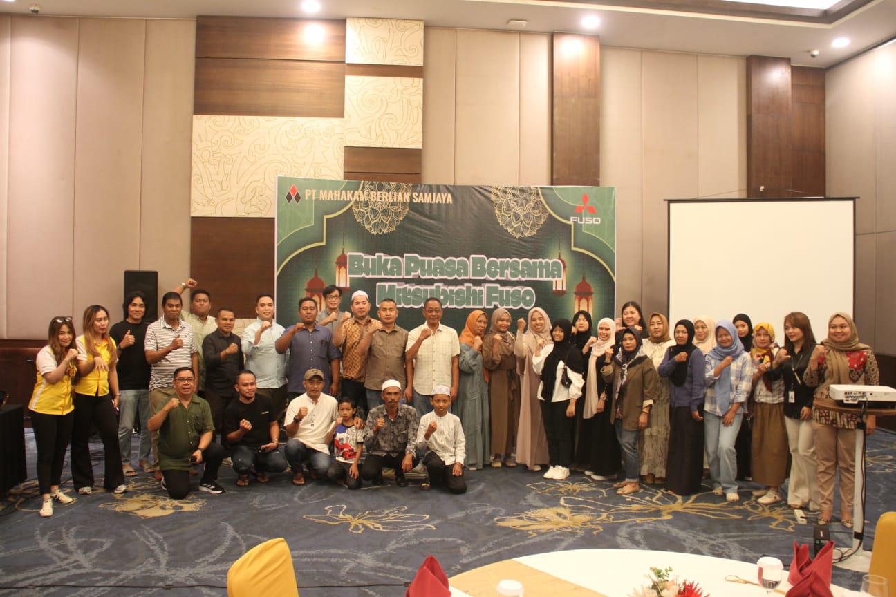 SELALU DEKAT  Tampak di akhir kegiatan para pimpinan manajemen PT MBS bersama para mitra abadikan momen kebersamaan dalam suasana Ramadan Ceria.