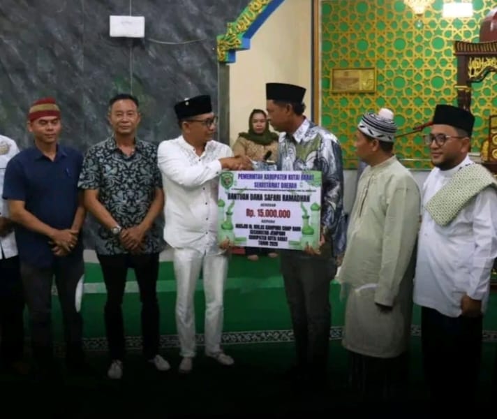 Wakil Bupati Kutai Barat, Nanang Adriani, saat menghadiri Safari Ramadan 1447 Hijriah di Masjid Al-Ikhlas, Kecamatan Jempang, Senin (2/3/2026) malam.