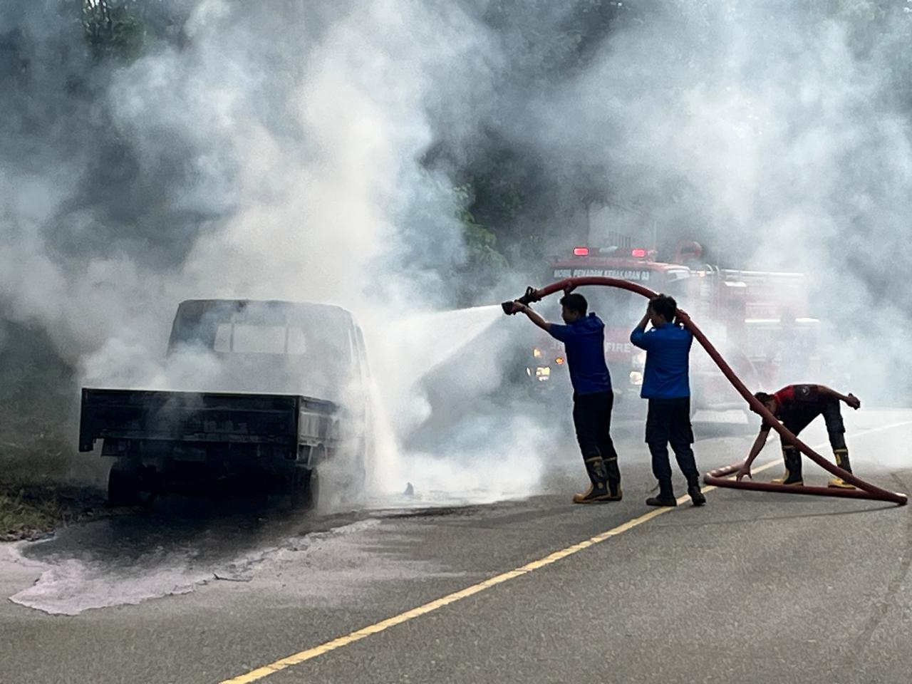 Petugas pemadam kebakaran saat melakukan upaya pemadaman satu unit mobil pikap yang terbakar di kawasan Gesaliq, Kelurahan Barong Tongkok, Selasa (3/3/2026).