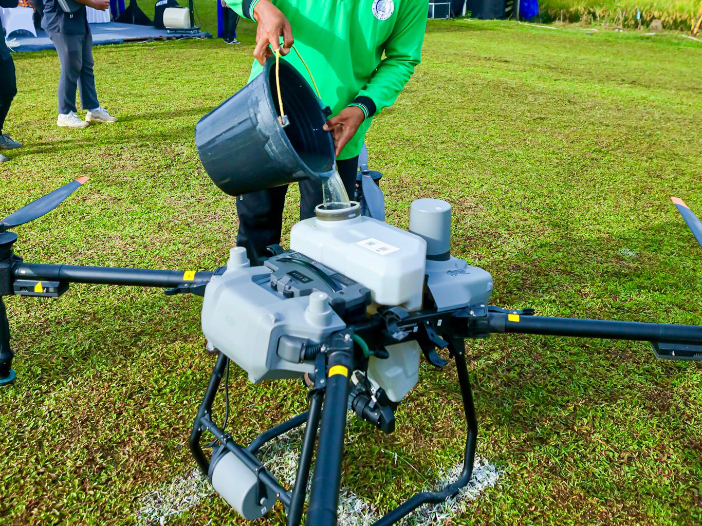 PRODUKSI: Setelah diuji coba, penggunaan drone sprayer agriculture lebih efisien dan secara signfikan meningkatkan produksi padi hingga 56,93 persen per hektare.