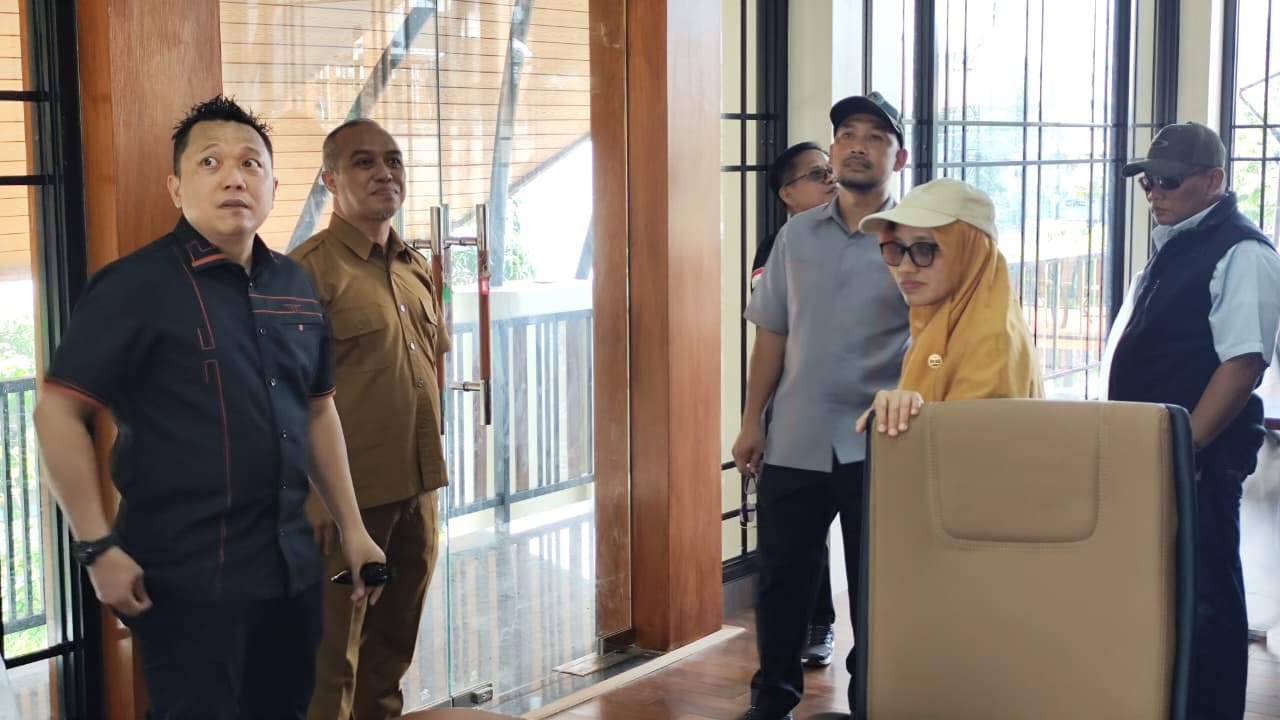 TINJAUAN: Deni Hakim Anwar (kiri) berada di ruang pertemuan pada area taman balaikota Samarinda dalam sidak proyek, Selasa (3/3). 