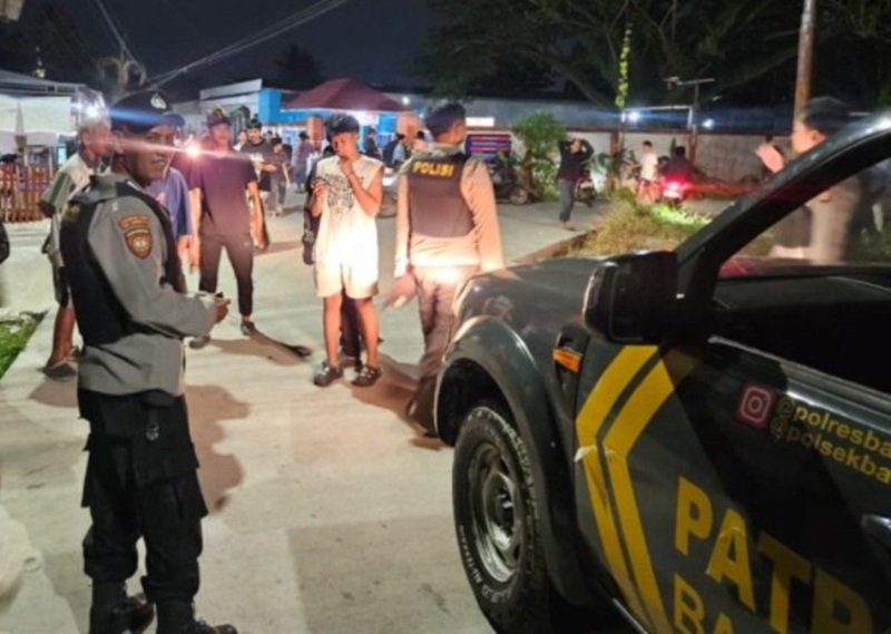 DIBUBARKAN: Personel Polsek Balikpapan Timur bubarkan gelaran balap lari liar di Kelurahan Manggar.