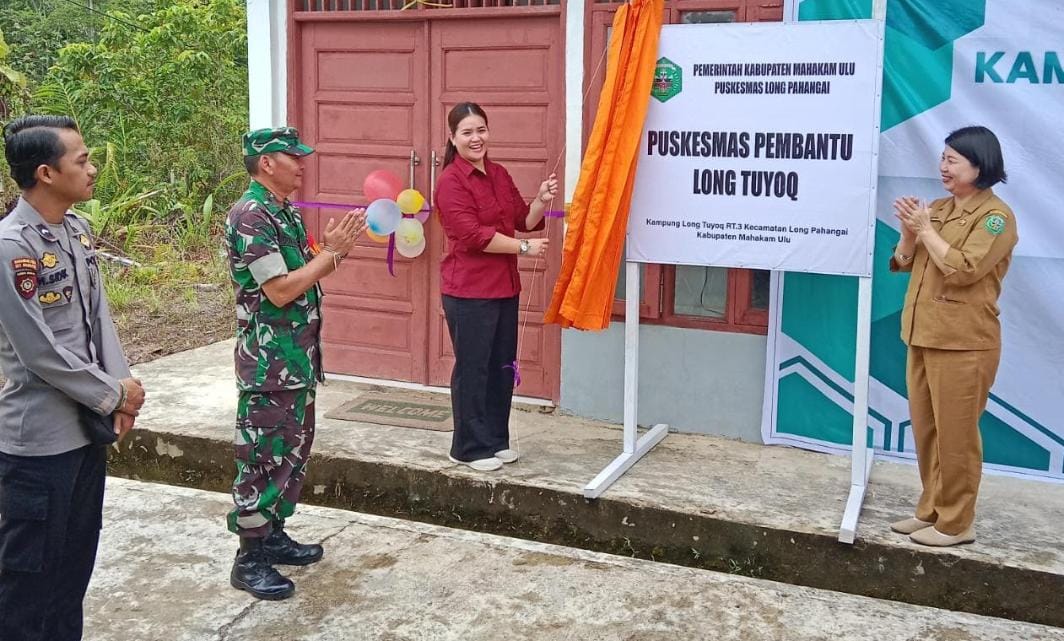 Ketua DPRD Mahulu Devung Paran membuka tirai pada Peresmian Pustu di Long Tuyoq, Selasa (3/3). (IST)