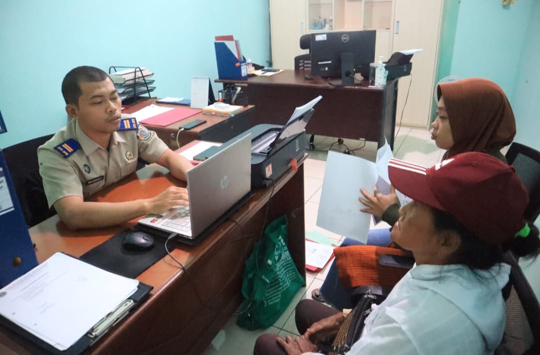 ADUAN: Warga melakukan pelaporan keberatan rencana penerbitan sertifikat tanah ke Kantor BPN Kubar.